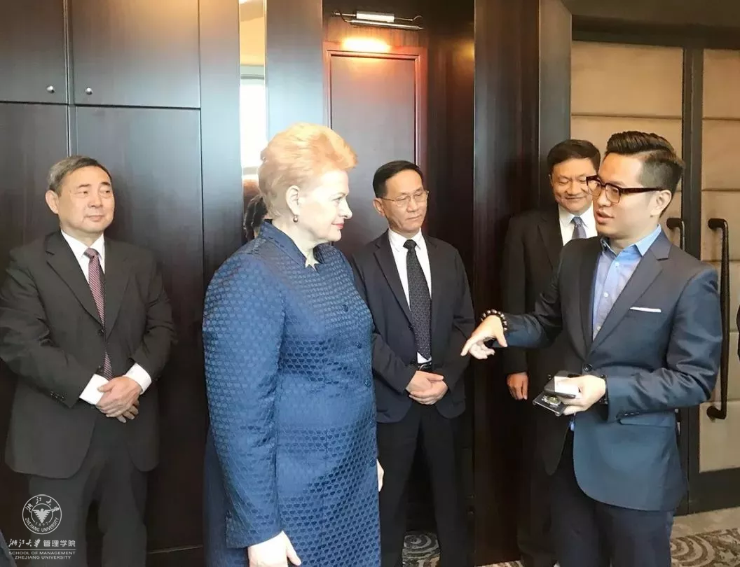 2018年立陶宛总统格里包斯凯特(左二)与章政华(右一)亲切交谈.png